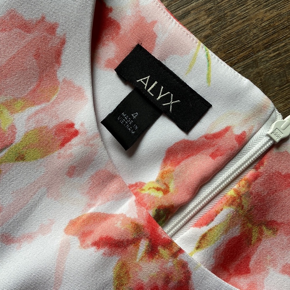 Floral Dress - Knee Length - Form Fitting - Picture 4 of 5